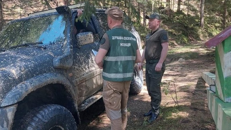 На Прикарпатті екоінспектори склали п'ять адмінпротоколів на водіїв, які заїхали на територію Карпатського нацпарку