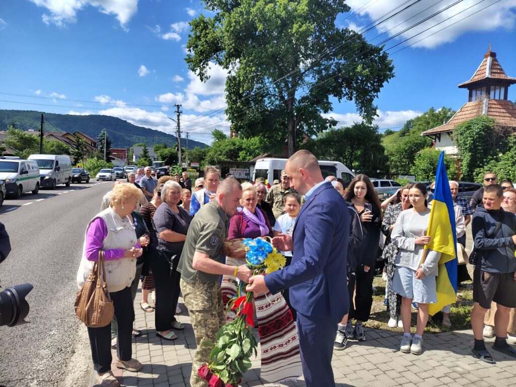 Урочиста церемонія з людьми та прапором України