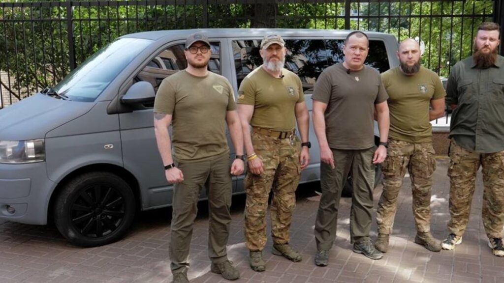 Група «Гюрза» тримала чергову автівку для бойових завдань від волонтерів «Української команди»