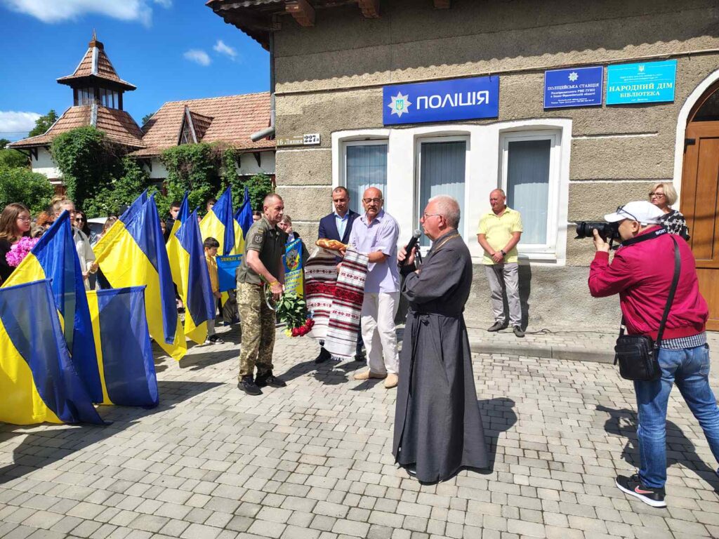 Церемонія з прапорами біля поліцейської станції в Україні.