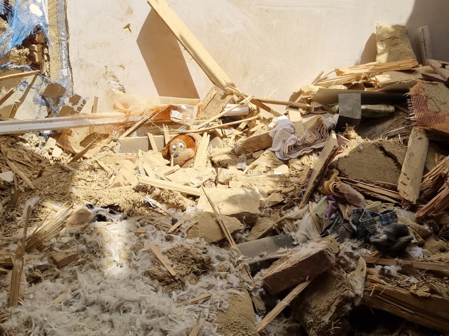 "Все повилітало, бабусю присипало": який вигляд має будинок сім’ї із Нараївки, пошкоджений через атаку росіян. ФОТО