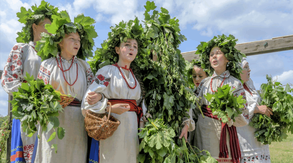 8 червня в Україні відзначатимуть Трійцю: Навіщо прикрашають домівки зеленню та що символізує свято