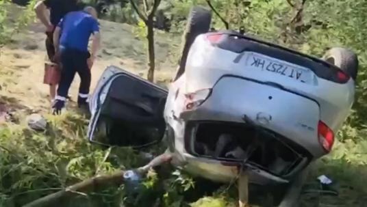 ДТП з перевернутим автомобілем у лісі.
