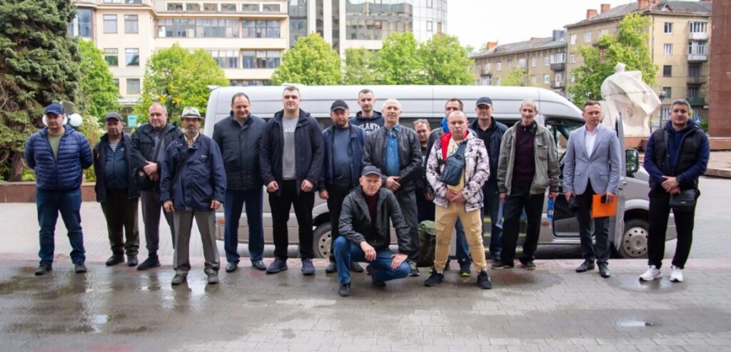 Франківські комунальники вчергове відправились на передову для зведення фортифікацій