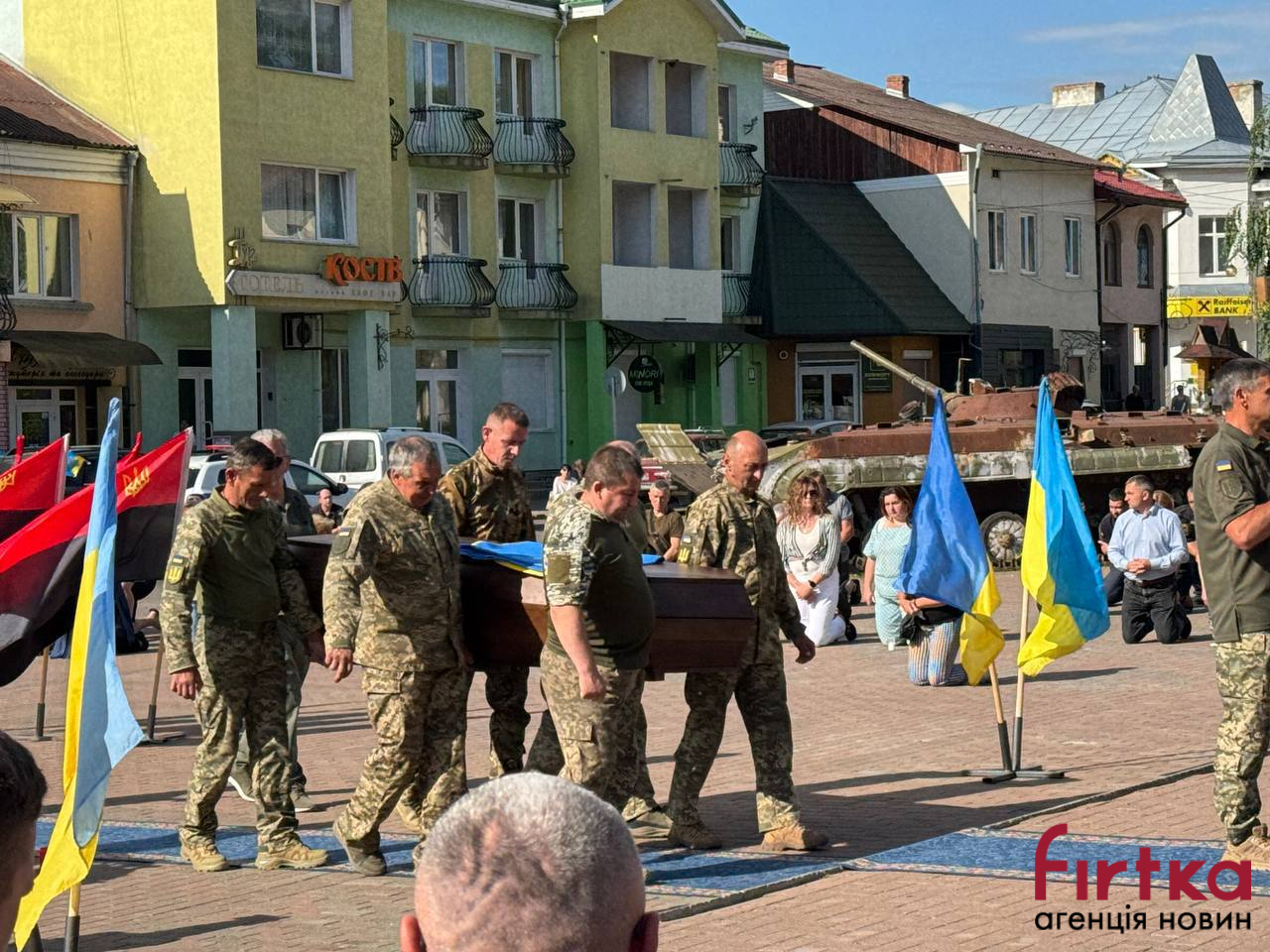 На Прикарпатті "на щиті" зустріли воїна Романа Добровольського