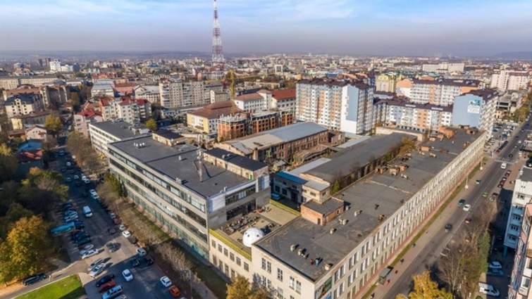 Панорама міста з висоти, житлові і офісні будівлі.