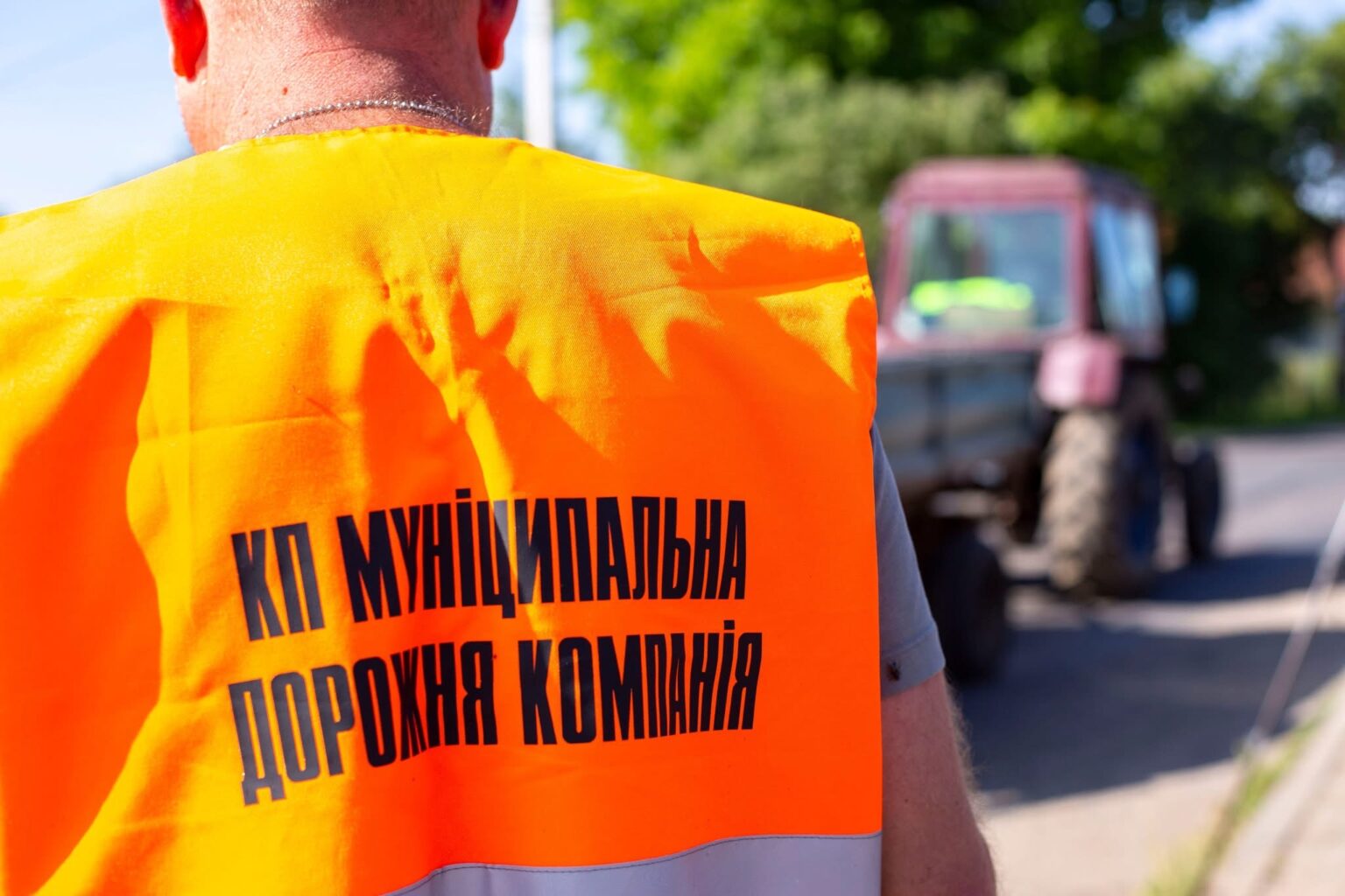 Руслан Марцінків допомагав латати дорогу в Хриплині