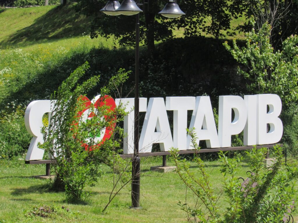 Знак Я люблю Татарів на природі
