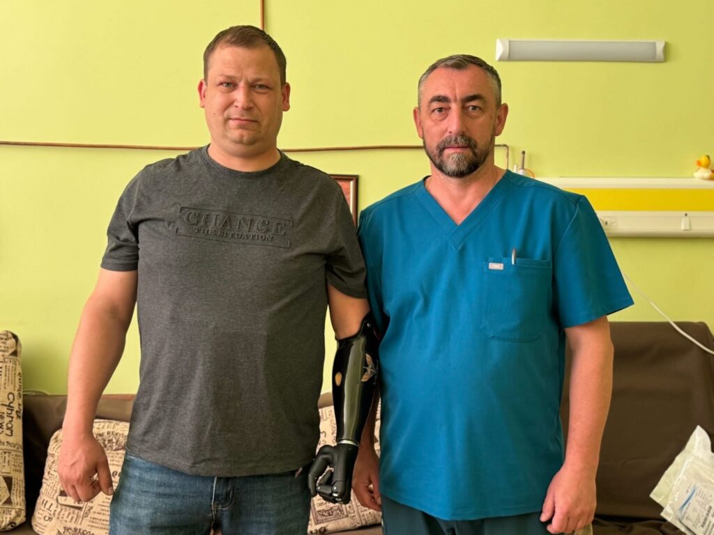 Лікар з ЦМКЛ оперував військових в контейнерах під землею. ФОТО