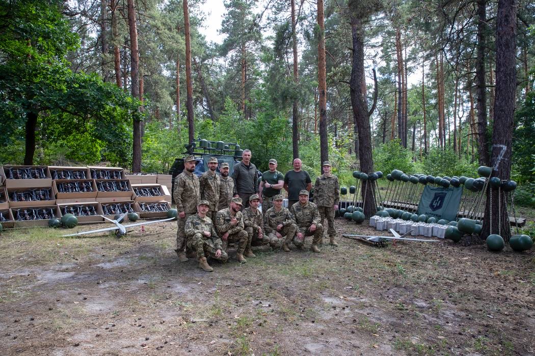 Українські військові у лісі з обладнанням