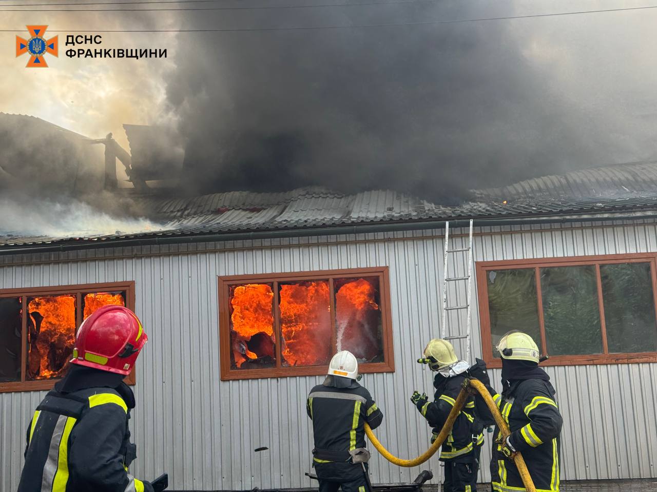 На Калущині 60 рятувальників понад 5 годин гасили масштабну пожежу. ФОТО