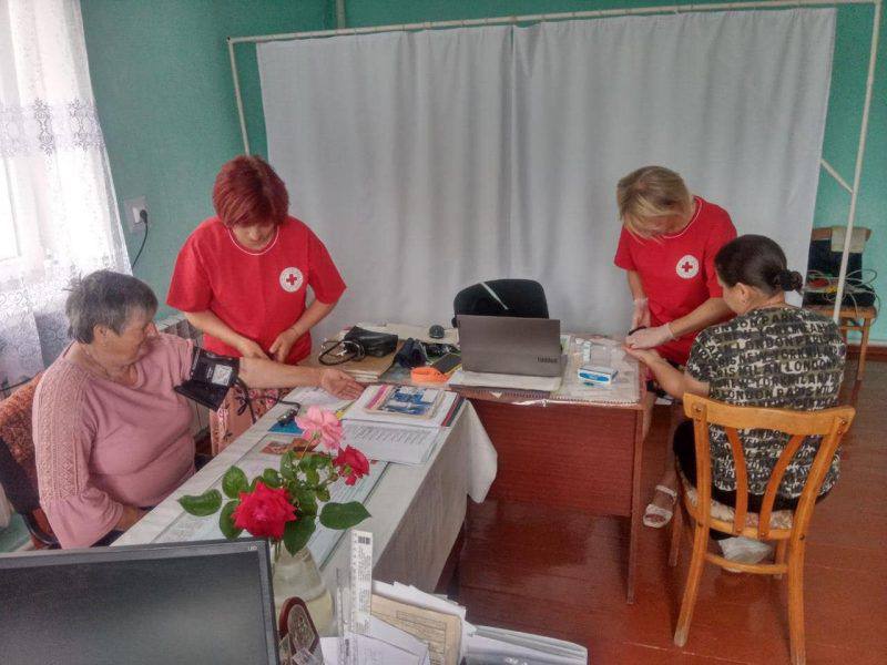 Медики Червоного Хреста обстежують пацієнтів у клініці.