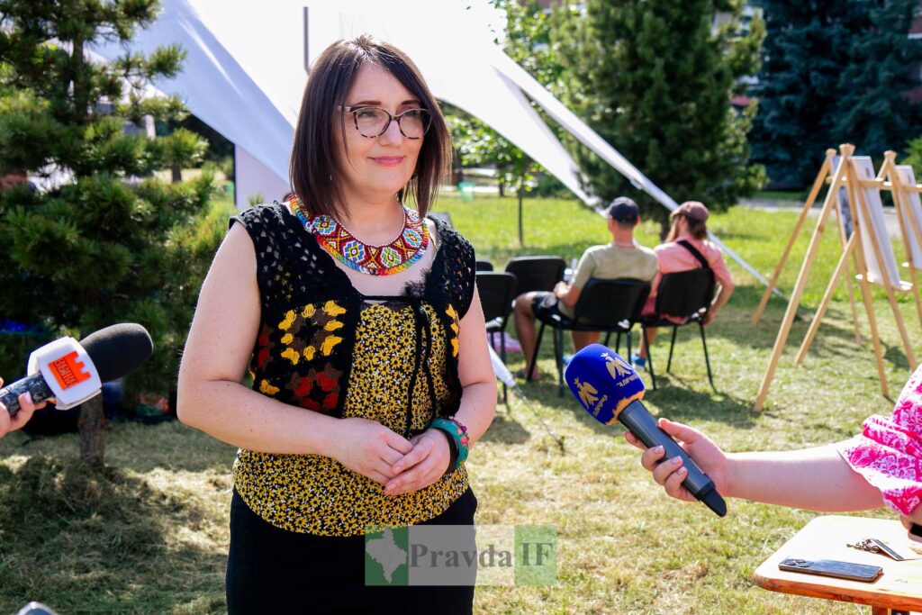 Жінка дає інтерв'ю на відкритому повітрі