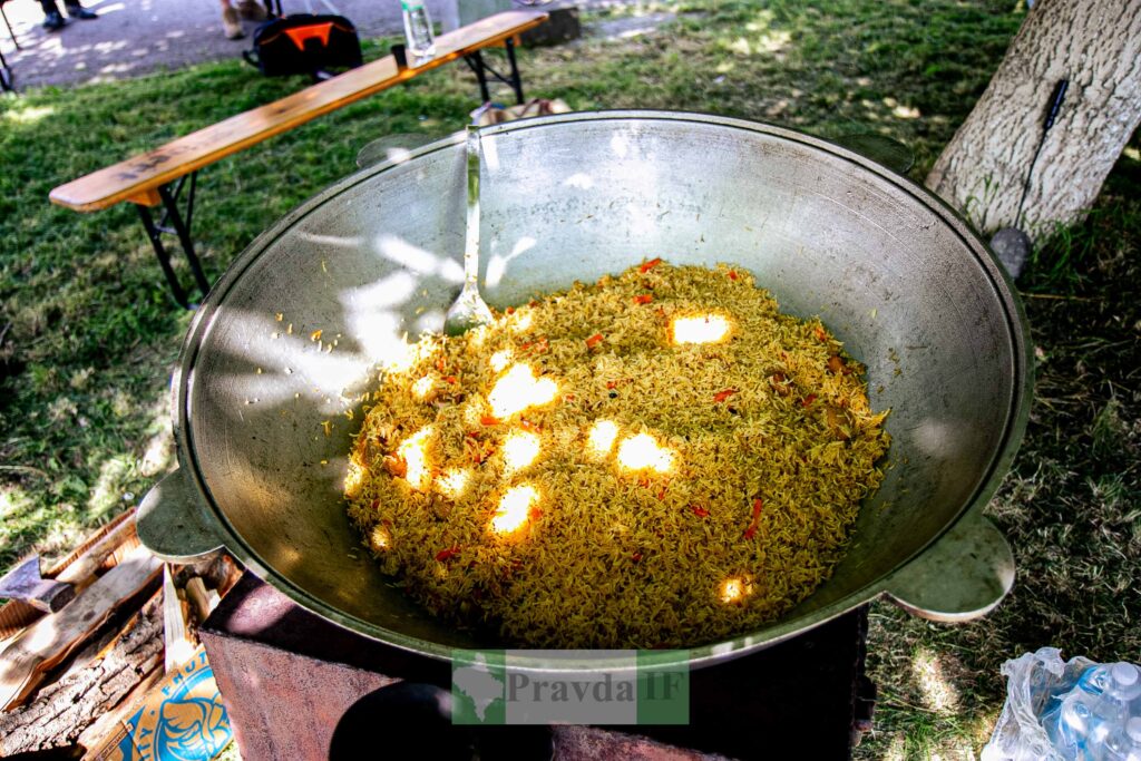 Приготування плову на природі у великому казані