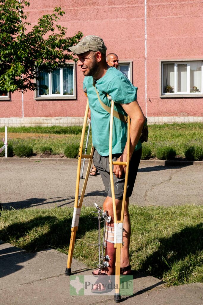 Чоловік на милицях після лікування ноги