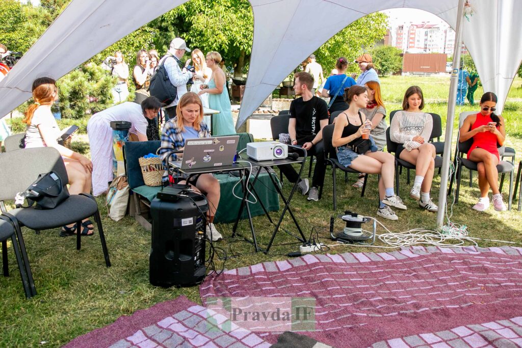 Люди на відкритому заході під наметом