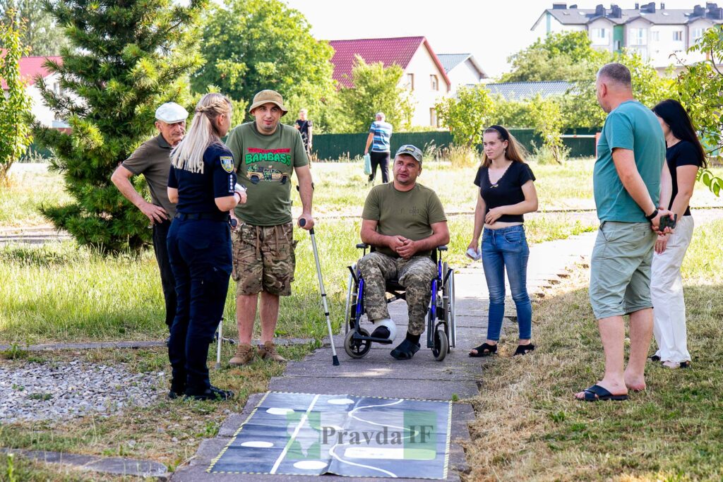 Люди спілкуються на вулиці, один у інвалідному візку.