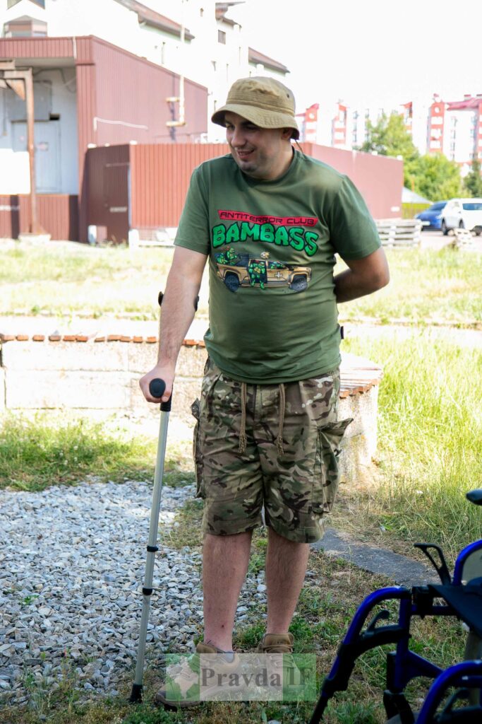 Чоловік з тростиною на прогулянці