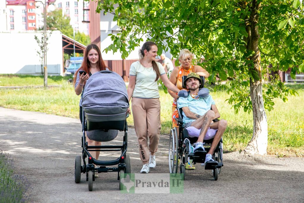 Група людей прогулюються парком