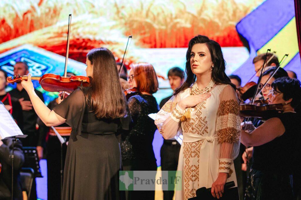 Концертний виступ зі скрипалями на сцені.