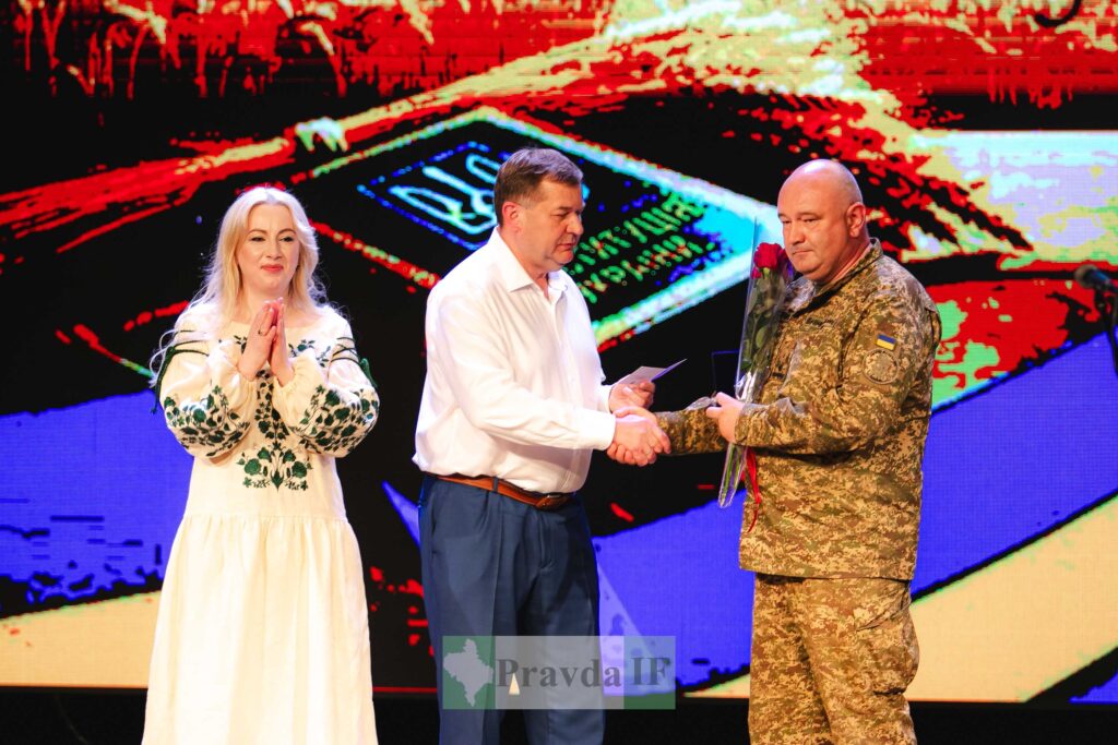 Церемонія нагородження українського військовослужбовця