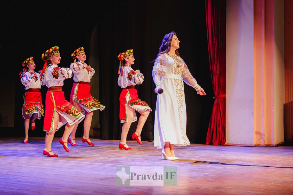 Танцівниці в українських костюмах на сцені
