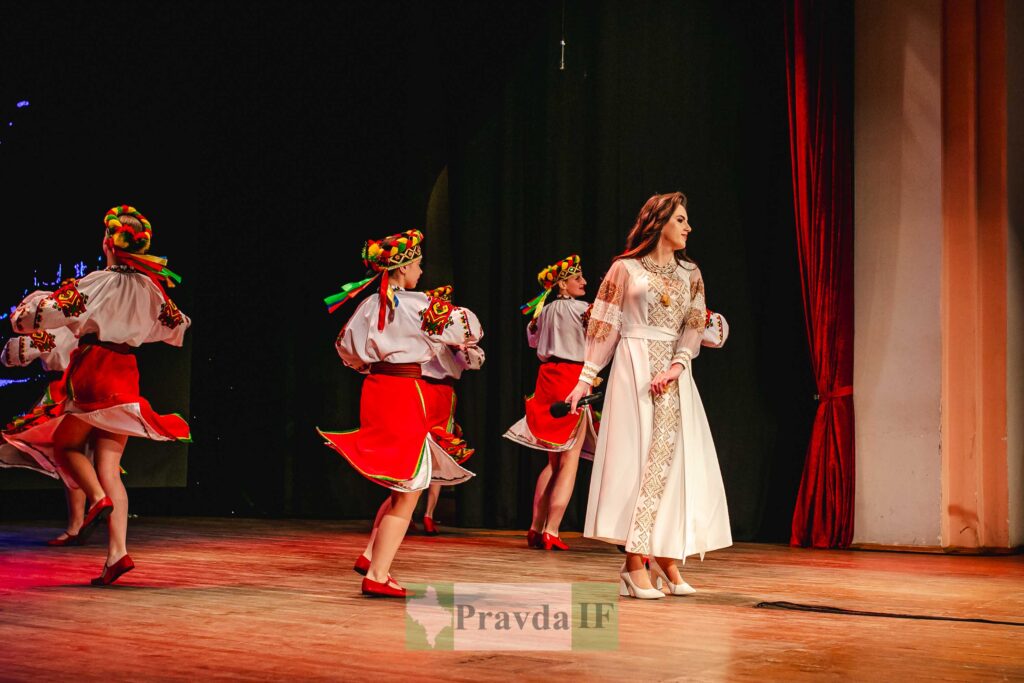 Українські танцівники на сцені в традиційних костюмах.