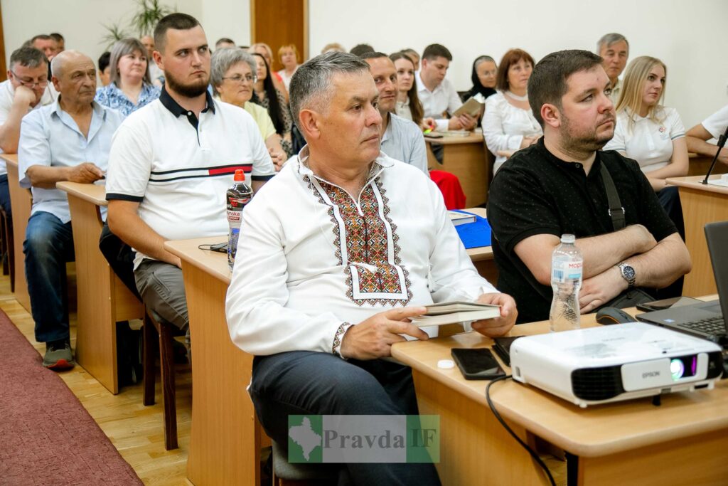 Група людей на конференції у вишиванках.