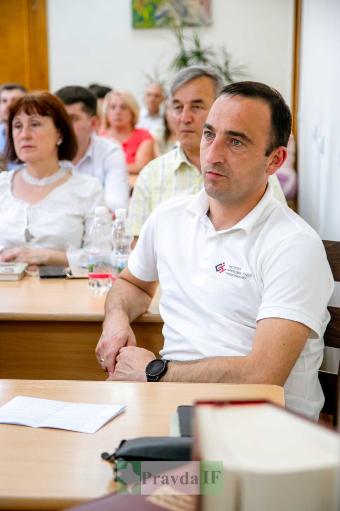 Люди на конференції в аудиторії