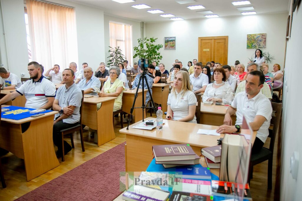 Навчальний семінар у залі зі слухачами.