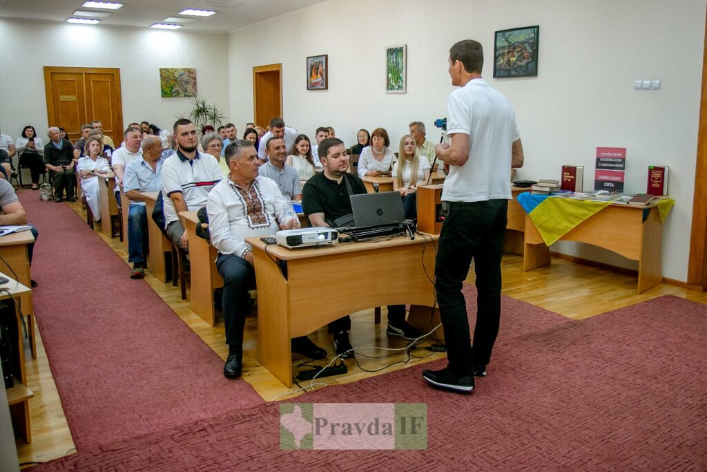 Лекція для слухачів у залі, навчальна зустріч