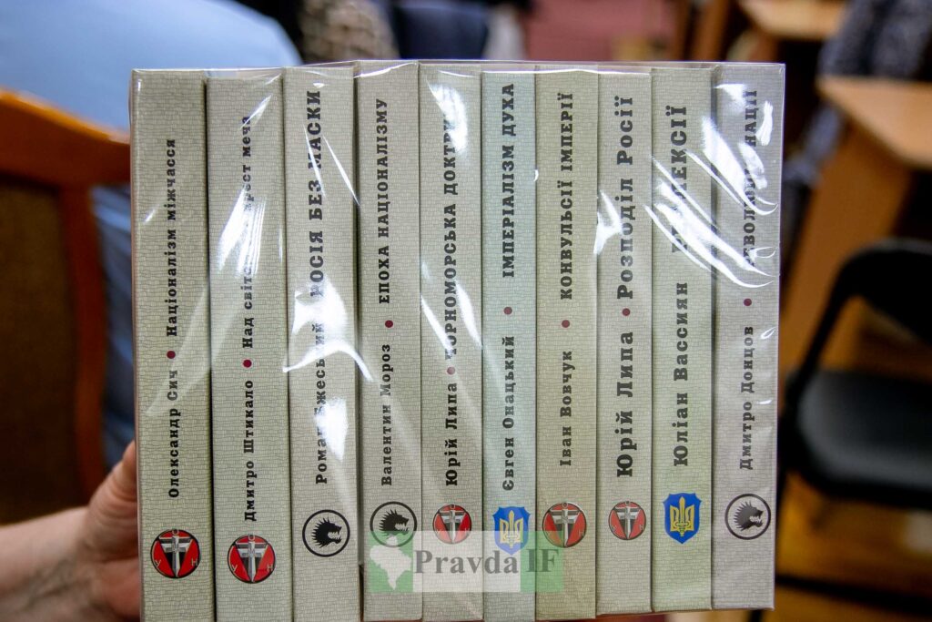 Ряд книг українською на полиці