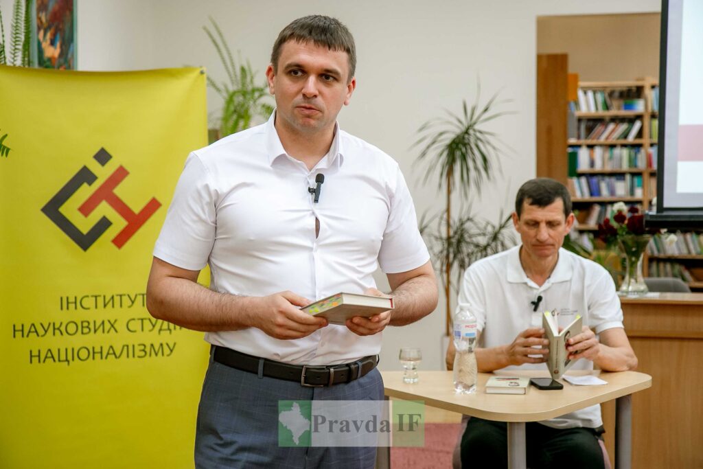 Чоловіки на презентації книги у бібліотеці