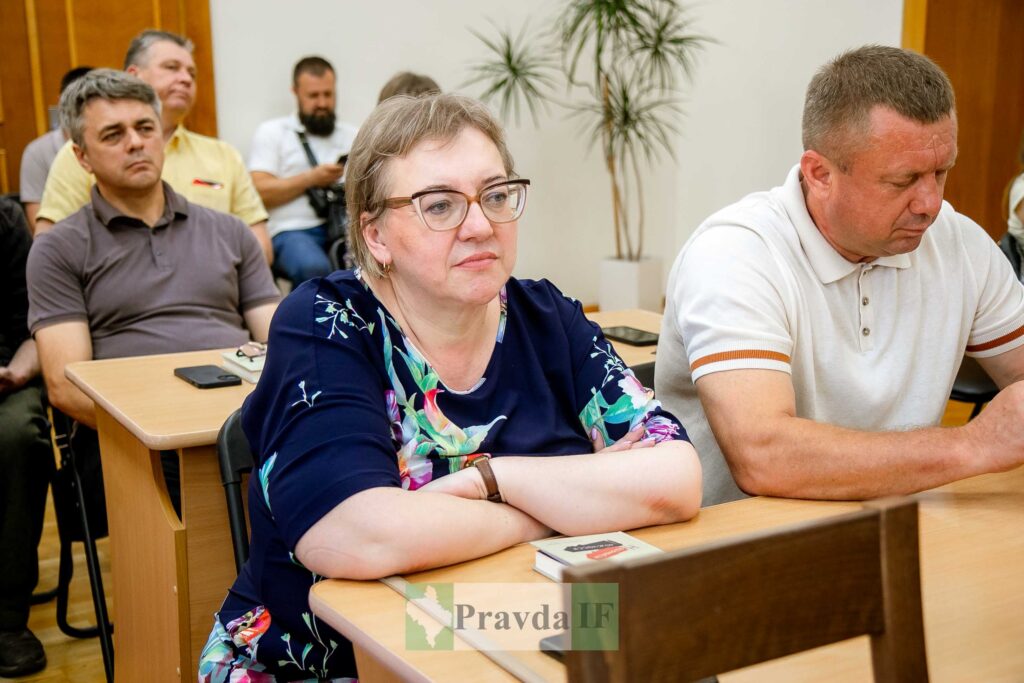 Люди на робочій зустрічі в офісі.