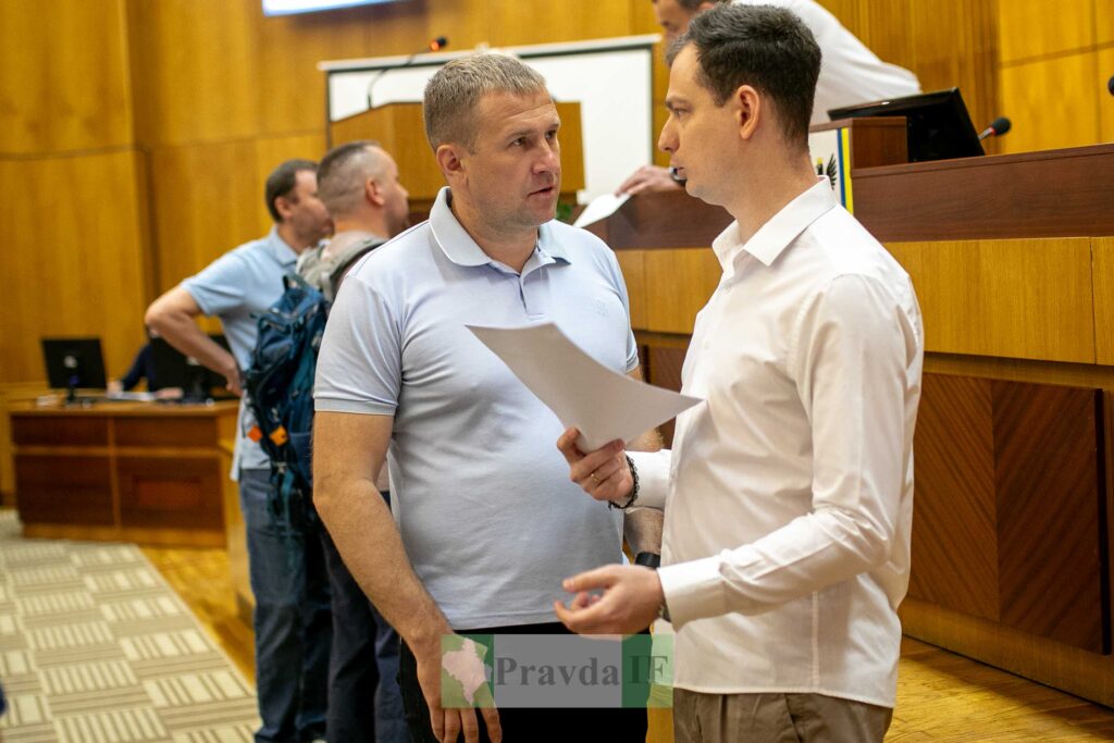 Чоловіки обговорюють документи в залі засідань