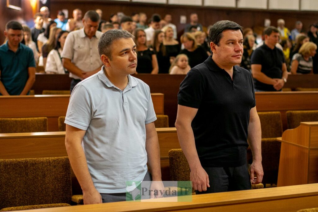 Люди на судовому засіданні в залі суду