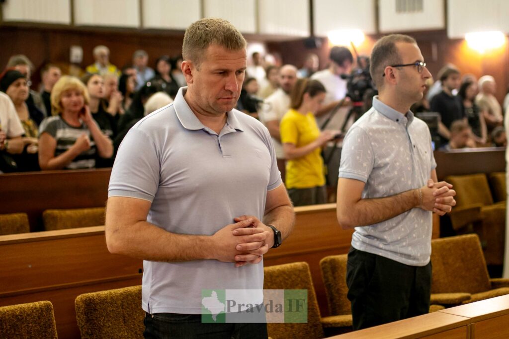 Люди в залі слухають виступ