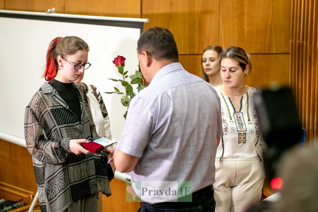 Вручення нагород у залі з рожевою трояндою.