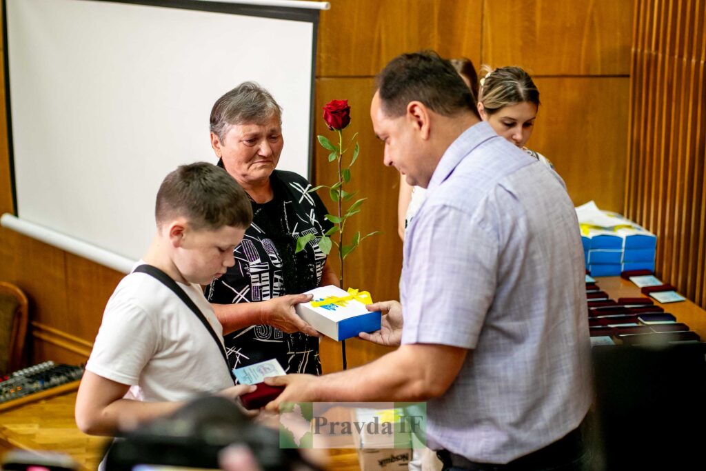 Вручення подарунка жінці та хлопчику, нагорода, квітка