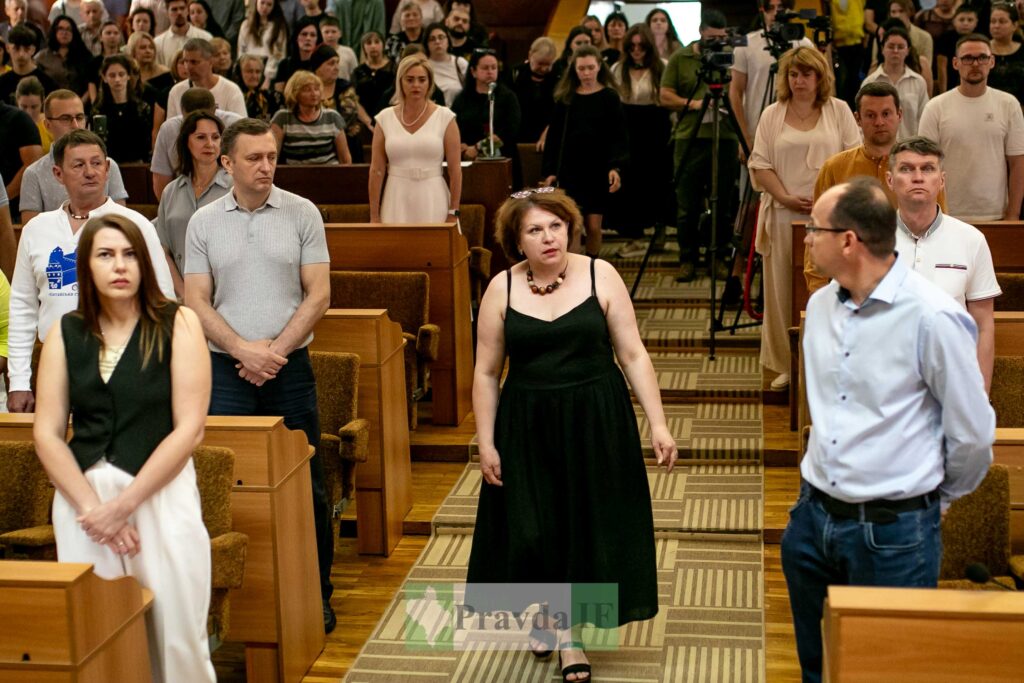 Люди стоять у залі під час заходу