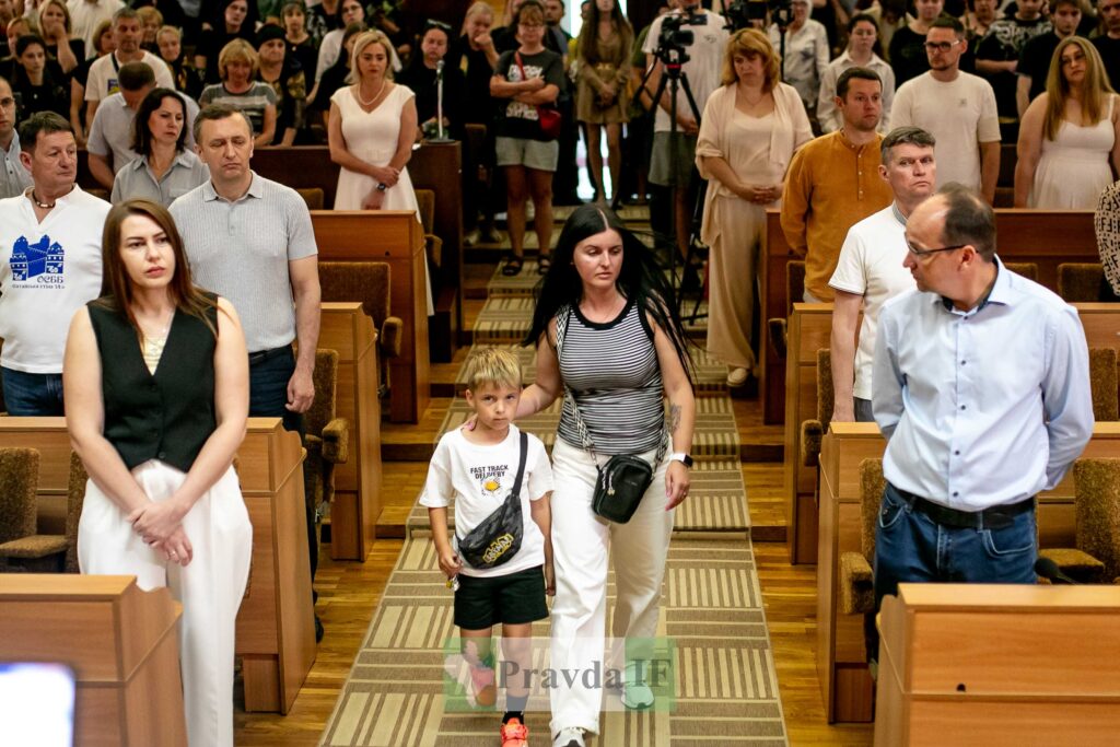 Люди в залі очікують початок заходу.