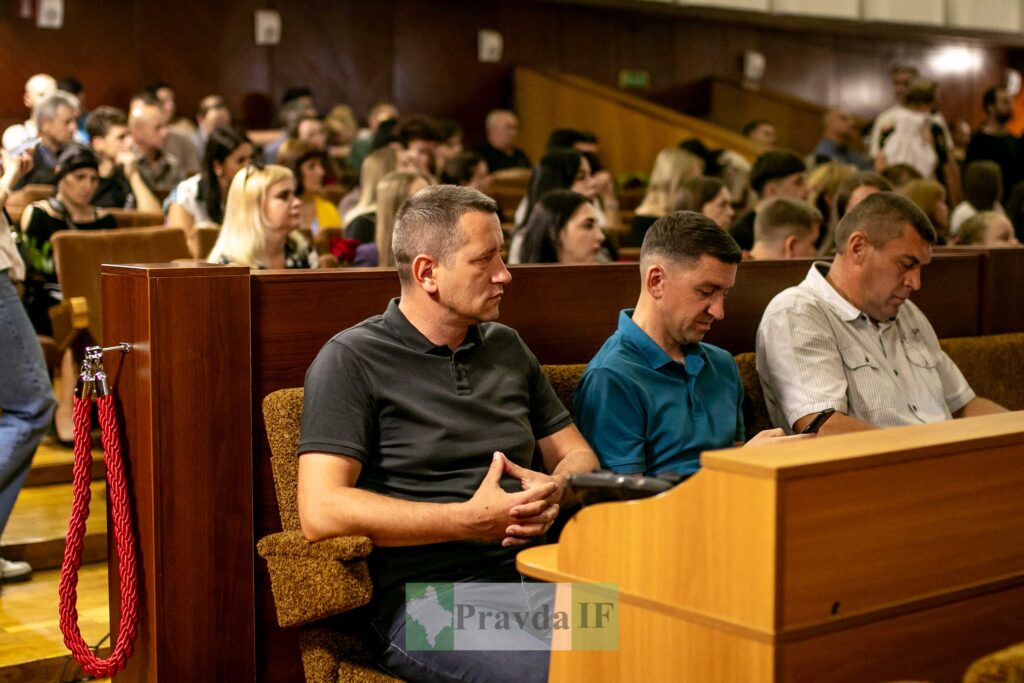 Люди в аудиторії на заході, концерт