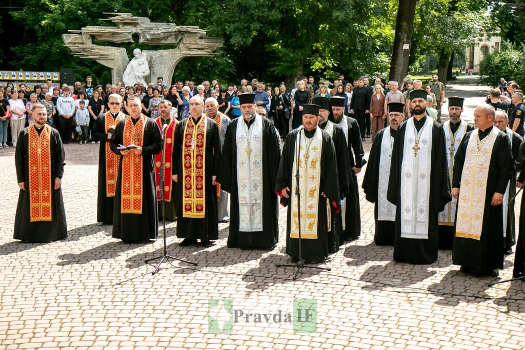 Священнослужителі на церемонії перед пам'ятником на вулиці
