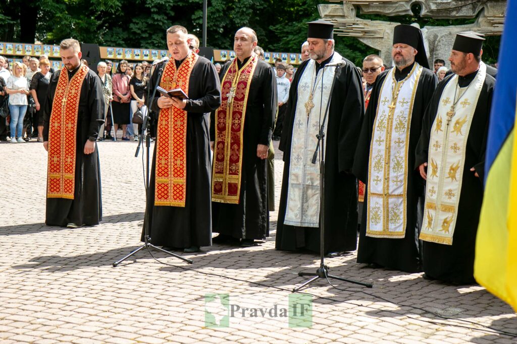 Священники на вулиці проводять церемонію