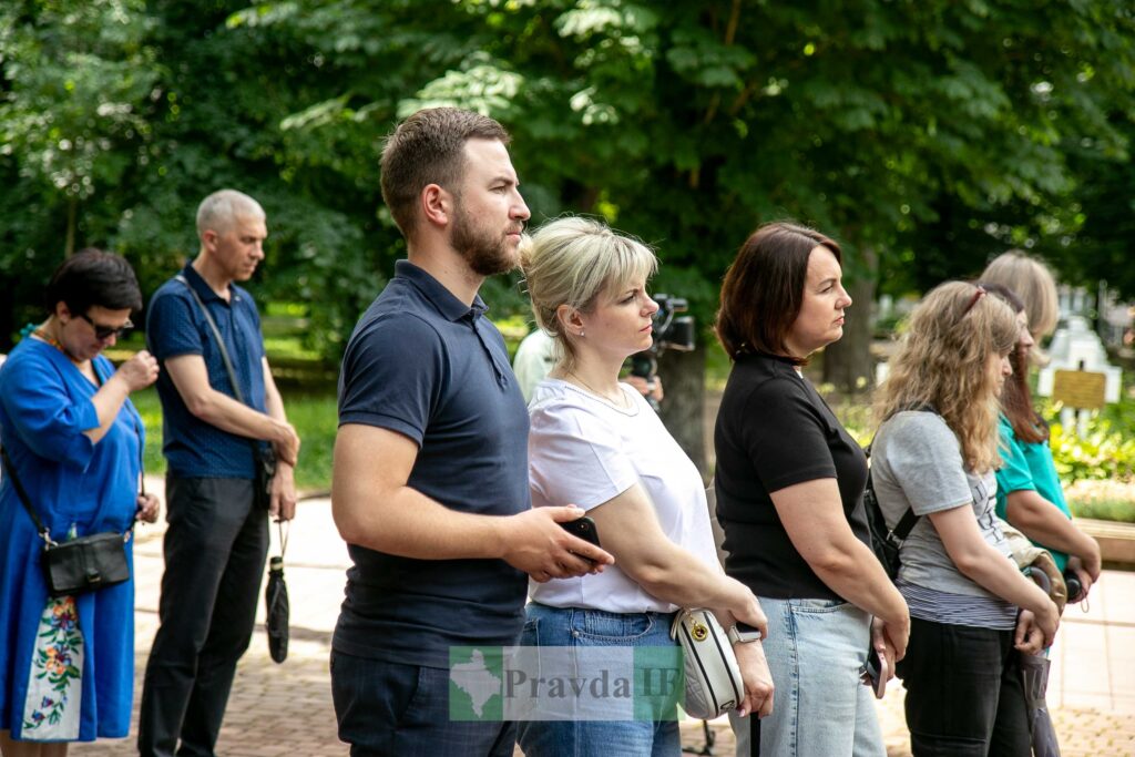 Люди в парку на відкритому заході