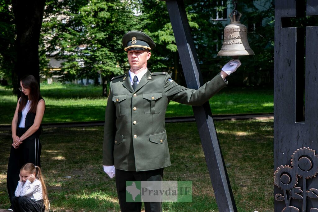 Військовий дзвонить у дзвін під час церемонії.