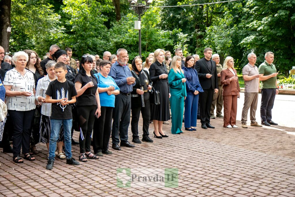 Люди на вулиці з лампадками в руках.