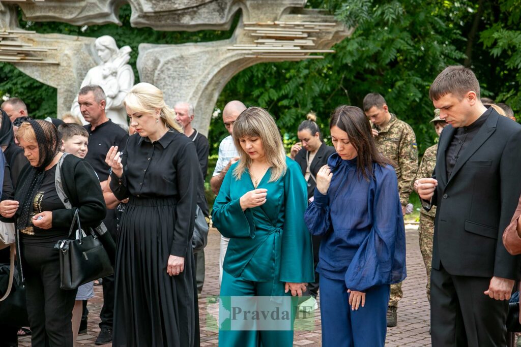 Люди вшанують пам'ять біля пам'ятника