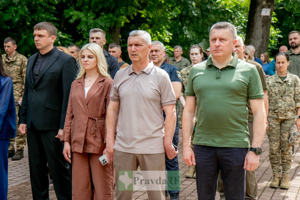Люди на вулиці під час офіційного заходу.