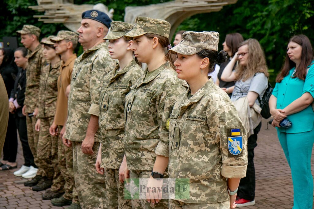 Українські військові стоять у строю, група людей.
